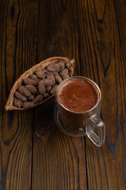 Heerlijke cacao op een houten tafel