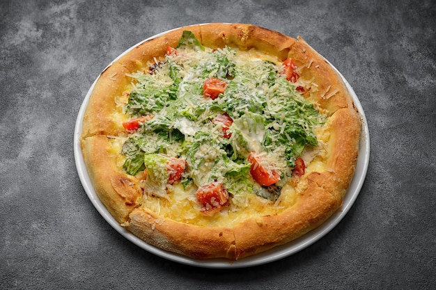 Heerlijke Caesar-pizza weergegeven op een houten bord