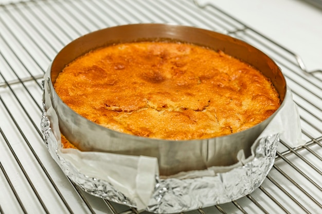 Heerlijke cake met botercrème op tafel in de keuken