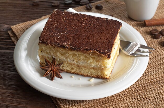 Heerlijke cake met chocolade en koffiekopje op tafel