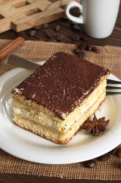 Heerlijke cake met chocolade en koffiekopje op tafel