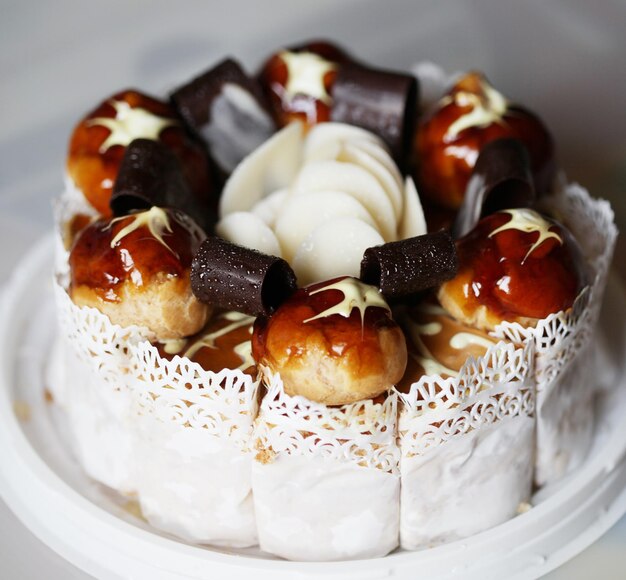 Heerlijke cake met chokolaat en karamel