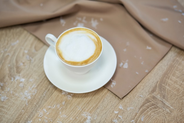 Heerlijke cappuccino-koffiekop op houten lijst