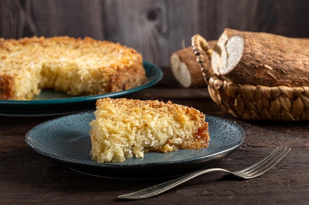 Heerlijke cassavecake op tafel