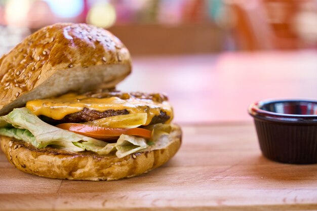 Heerlijke cheeseburger op de houten tafel