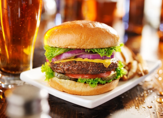 Foto heerlijke cheeseburger op een bord