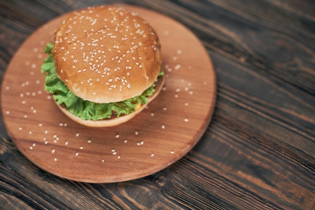 Heerlijke cheeseburger op een houten snijplank