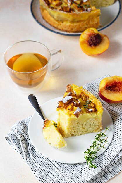 Heerlijke chiffoncake met banketbakkersroom en nectarines met kruidenthee en tijm.