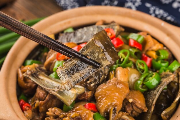 Heerlijke Chinese keuken, zacht gepelde schildpad gestoofd met kippenpot
