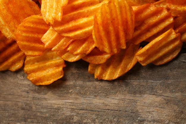 Heerlijke chips op houten tafel close-up