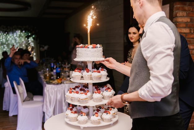 Heerlijke chique bruidstaart gemaakt van cupcakes