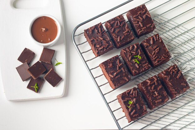 Heerlijke chocolade brownies met munt op witte achtergrond Zoete taart concept