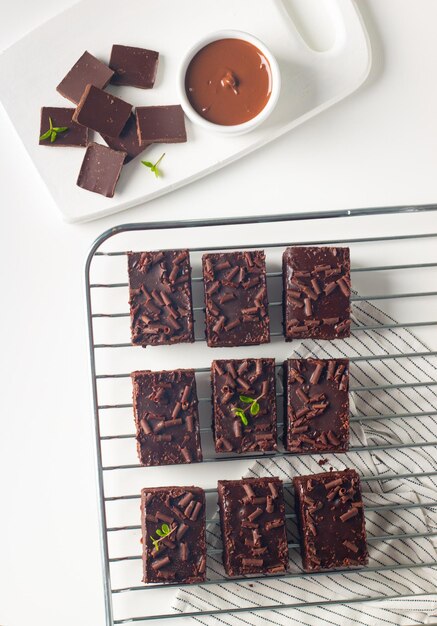 Heerlijke chocolade brownies met munt op witte achtergrond Zoete taart concept