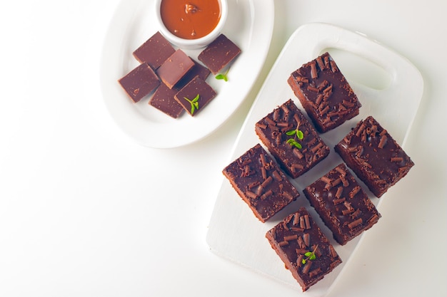 Heerlijke chocolade brownies met munt op witte achtergrond Zoete taart concept