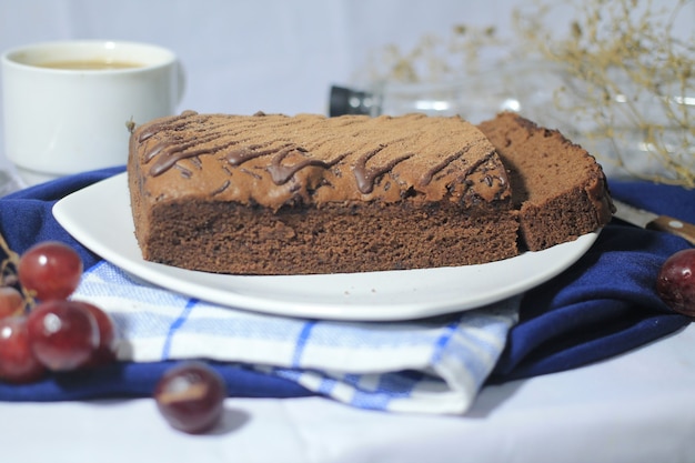 Heerlijke chocolade brownies op een wit bord