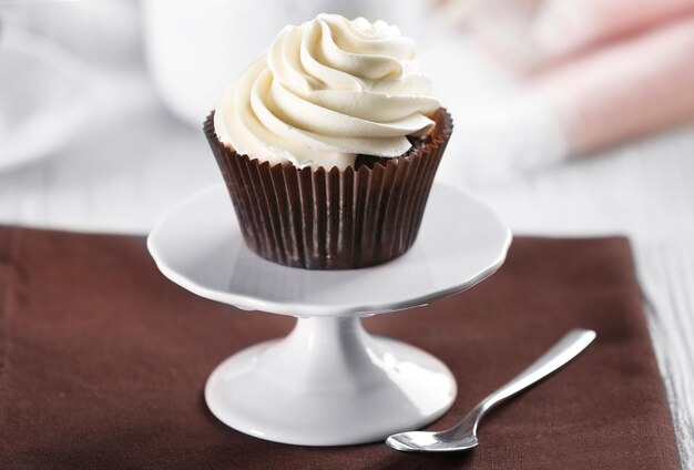 Heerlijke chocolade cupcake met slagroom op tafel geserveerd close-up