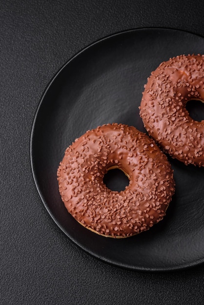 Heerlijke chocolade geglazuurde donut bestrooid met chocoladeschilfers