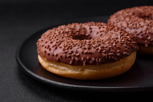 Heerlijke chocolade geglazuurde donut bestrooid met chocoladeschilfers