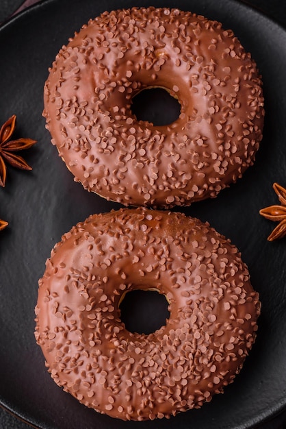 Heerlijke chocolade geglazuurde donut bestrooid met chocoladeschilfers