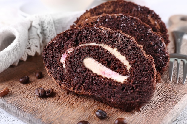 Heerlijke chocolade roll op houten snijplank, close-up