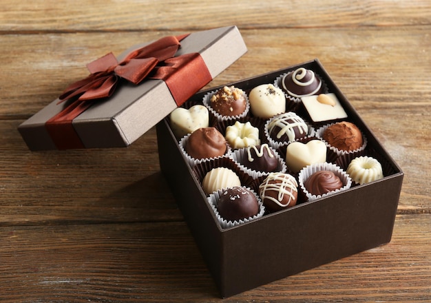 Heerlijke chocolade snoepjes in geschenkdoos op tafel close-up