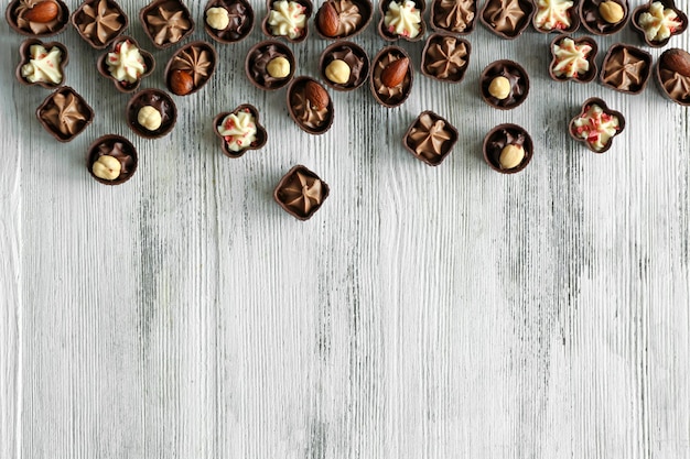 Heerlijke chocolade snoepjes op houten tafel, close-up