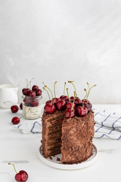 Heerlijke chocoladecake versierd met kersen, kopie ruimte