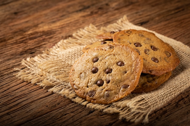 Heerlijke chocoladekoekjes op houten tafel