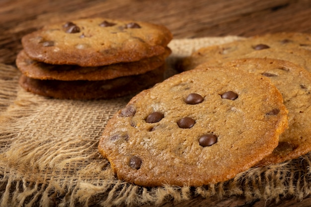 Heerlijke chocoladekoekjes op houten tafel