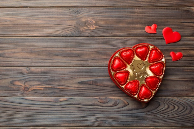 Heerlijke chocoladepralines in rode doos voor Valentijnsdag Hartvormige doos chocolaatjes bovenaanzicht met kopieerruimte