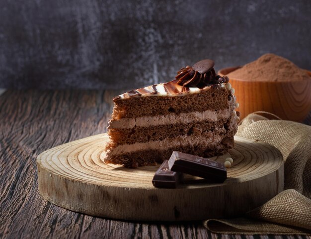 Heerlijke chocoladetaart met luchtig cacaosponsje en glazuur met marmereffect