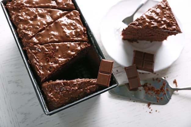 Heerlijke chocoladetaart met notencrème op witte tafel close-up