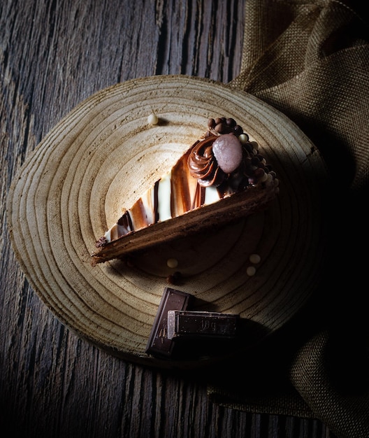 Heerlijke chocoladetaart met zachte cacaospons en glazuur met marmereffect. donker eten