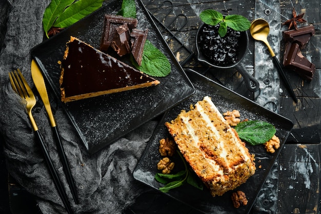 Heerlijke chocoladetaart op een zwarte stenen plaat Bovenaanzicht Rustieke stijl