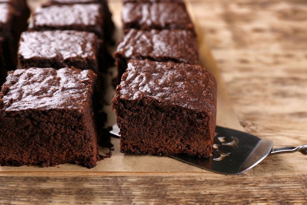 Heerlijke chocoladetaart op houten tafel