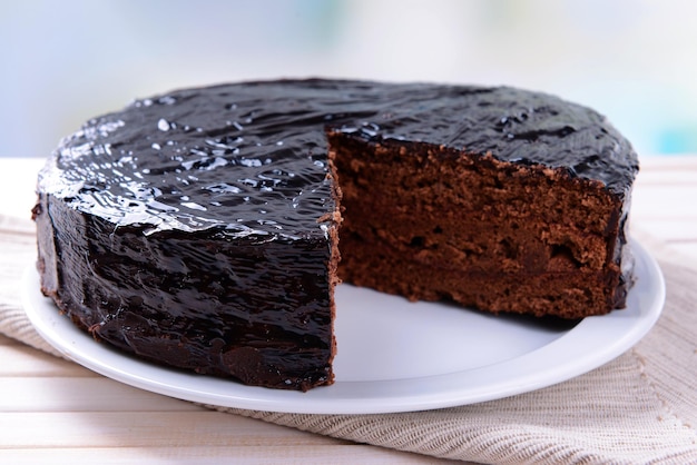 Heerlijke chocoladetaart op plaat op tafel op lichte achtergrond