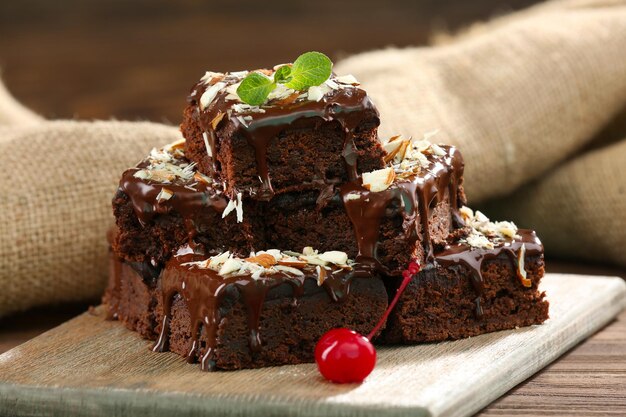 Heerlijke chocoladetaarten op tafel close-up