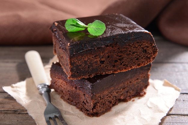 Heerlijke chocoladetaarten op tafel close-up