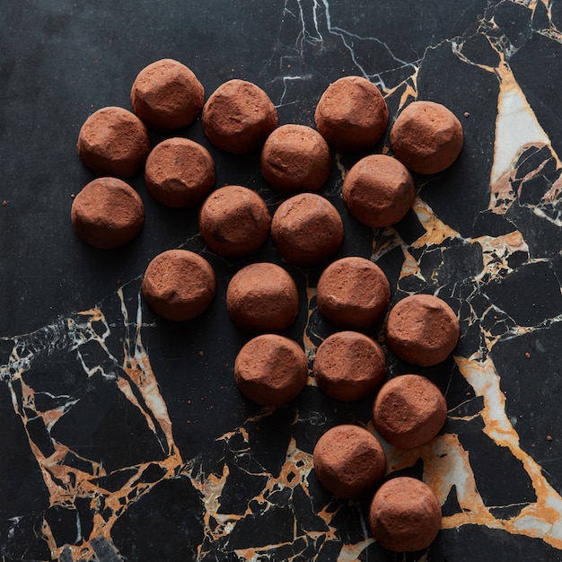 Heerlijke chocoladetruffels op een donkere marmeren ondergrond