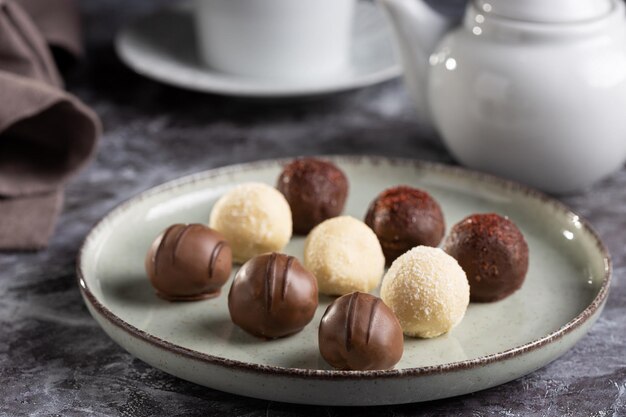 Heerlijke chocoladetruffels op tafel