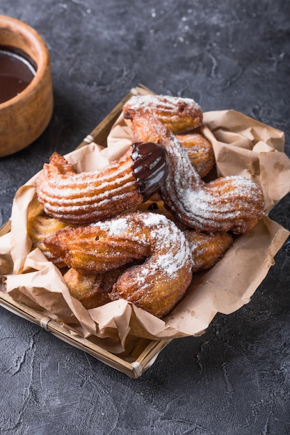 Heerlijke churros sticks gefrituurd en bestrooid met poedersuiker