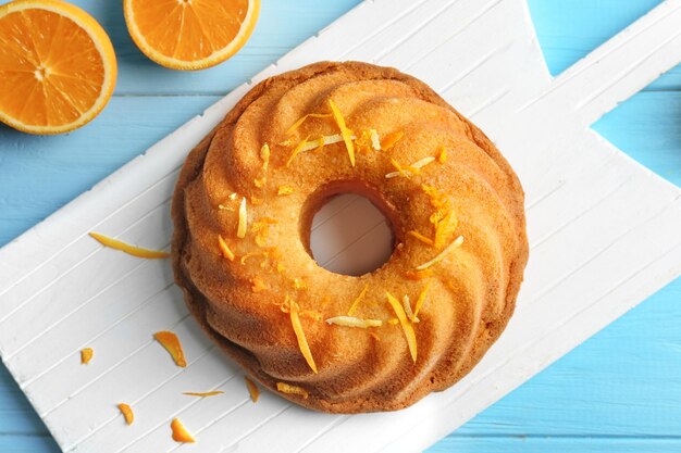 Heerlijke citrustaart met sinaasappelschil op tafel