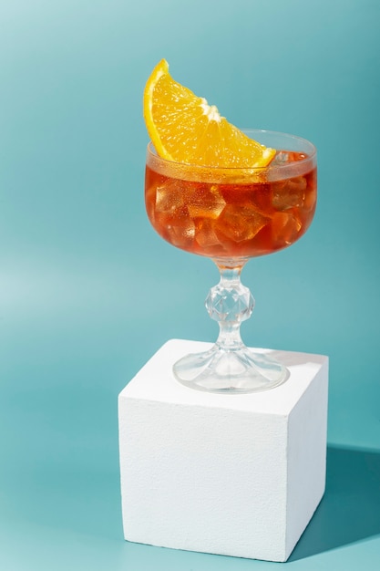 Foto heerlijke cocktail met sinaasappelschijfje