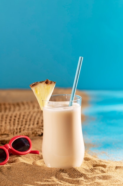 Foto heerlijke cocktail op het strand