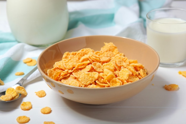 Heerlijke cornflakes in een bord op tafel