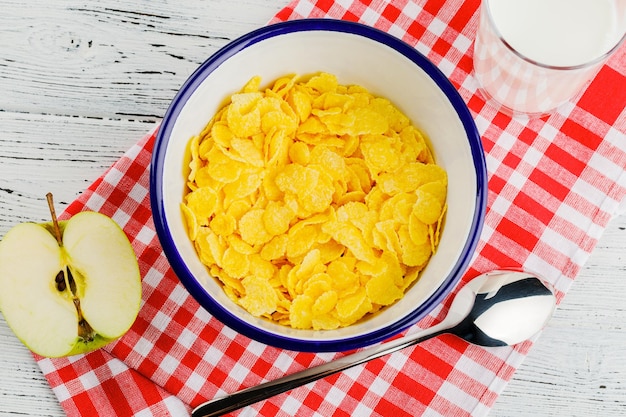 Heerlijke cornflakes op een rood servet