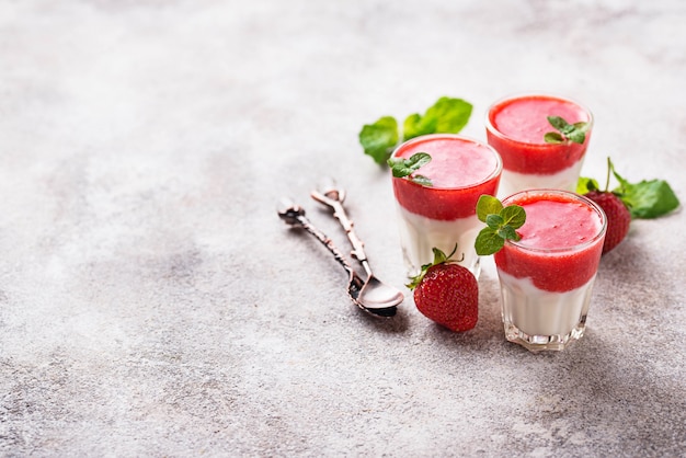 Heerlijke cotta van dessertpanna met aardbei