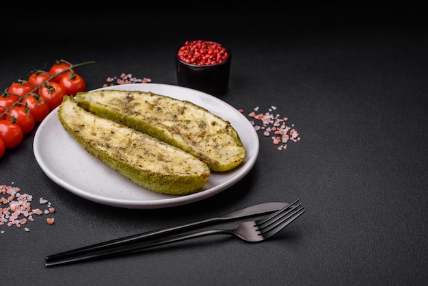 Heerlijke courgette in twee helften gesneden gebakken met zoutkruiden en kruiden