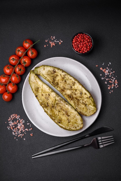 Heerlijke courgette in twee helften gesneden gebakken met zoutkruiden en kruiden