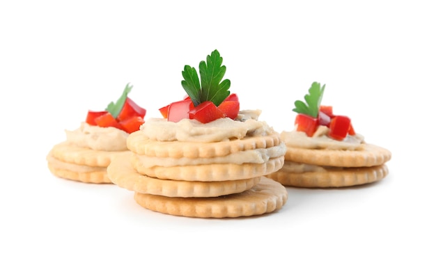 Heerlijke crackers met humus paprika en peterselie op witte achtergrond